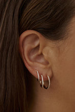 Load image into Gallery viewer, Single Row Huggie